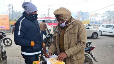 Traffic police personnel challaning a violators in Ludhiana. (Harvinder Singh/HT) Traffic police personnel challaning a violators in Ludhiana. (Harvinder Singh/HT)