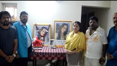 Union minister Ramdas Athawale on Thursday met Tunisha’s mother at her residence and assured her that he would ask advocate Ujjwal Nikam to be the special public prosecutor in the case and would also request deputy chief minister Devendra Fadnavis to give the family a compensation of ₹25 lakh. Athawale has also promised the family ₹3 lakh from his party. (HT PHOTO) Union minister Ramdas Athawale on Thursday met Tunisha’s mother at her residence and assured her that he would ask advocate Ujjwal Nikam to be the special public prosecutor in the case and would also request deputy chief minister Devendra Fadnavis to give the family a compensation of ₹25 lakh. Athawale has also promised the family ₹3 lakh from his party. (HT PHOTO)