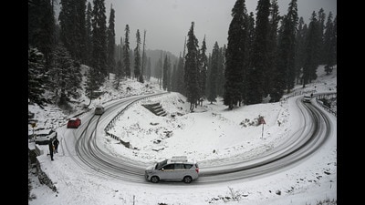 Vehicles ply on the Gulmarg road after a fresh spell of snow on Thursday. Fresh snowfall started in the upper reaches of Kashmir valley on Thursday. Srinagar city received the season’s first snowfall. (Waseem Andrabi /HTPhoto)