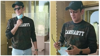 Vijay Varma, who received a ton of praise for his performance in the film Darlings, was spotted at the Mumbai airport on Thursday. He removed his mask to pose for the paparazzi. (Varinder Chawla) Vijay Varma, who received a ton of praise for his performance in the film Darlings, was spotted at the Mumbai airport on Thursday. He removed his mask to pose for the paparazzi. (Varinder Chawla)