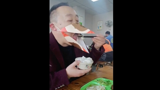 Harsh Goenka shares amusing video of a makeshift mask.(Twitter/@hvgoenka) Harsh Goenka shares amusing video of a makeshift mask.(Twitter/@hvgoenka)