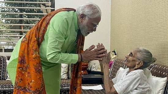 A file photo of Prime Minister Narendra Modi with his mother Heeraben Modi.(ANI)
