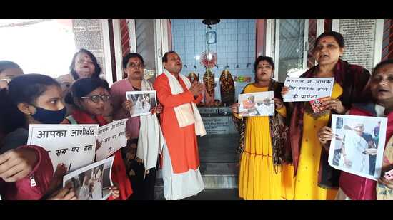 Some locals and an NGO organised recital of ‘Hanuman Chalisa’ at Ram Janki temple in Varanasi for speedy recovery of PM Modi’s ailing mother on Thursday. (HT photo)