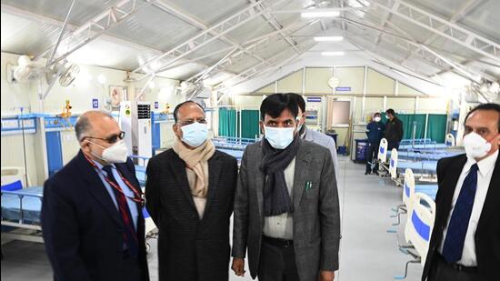 Union health minister Mansukh Mandaviya reviews the COVID-19 mock drill at Safdarjung Hospital in Delhi on Tuesday (HT File)