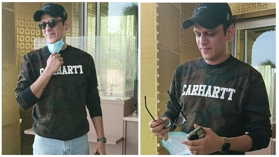 Vijay Varma, who received a ton of praise for his performance in the film Darlings, was spotted at the Mumbai airport on Thursday. He removed his mask to pose for the paparazzi. (Varinder Chawla)