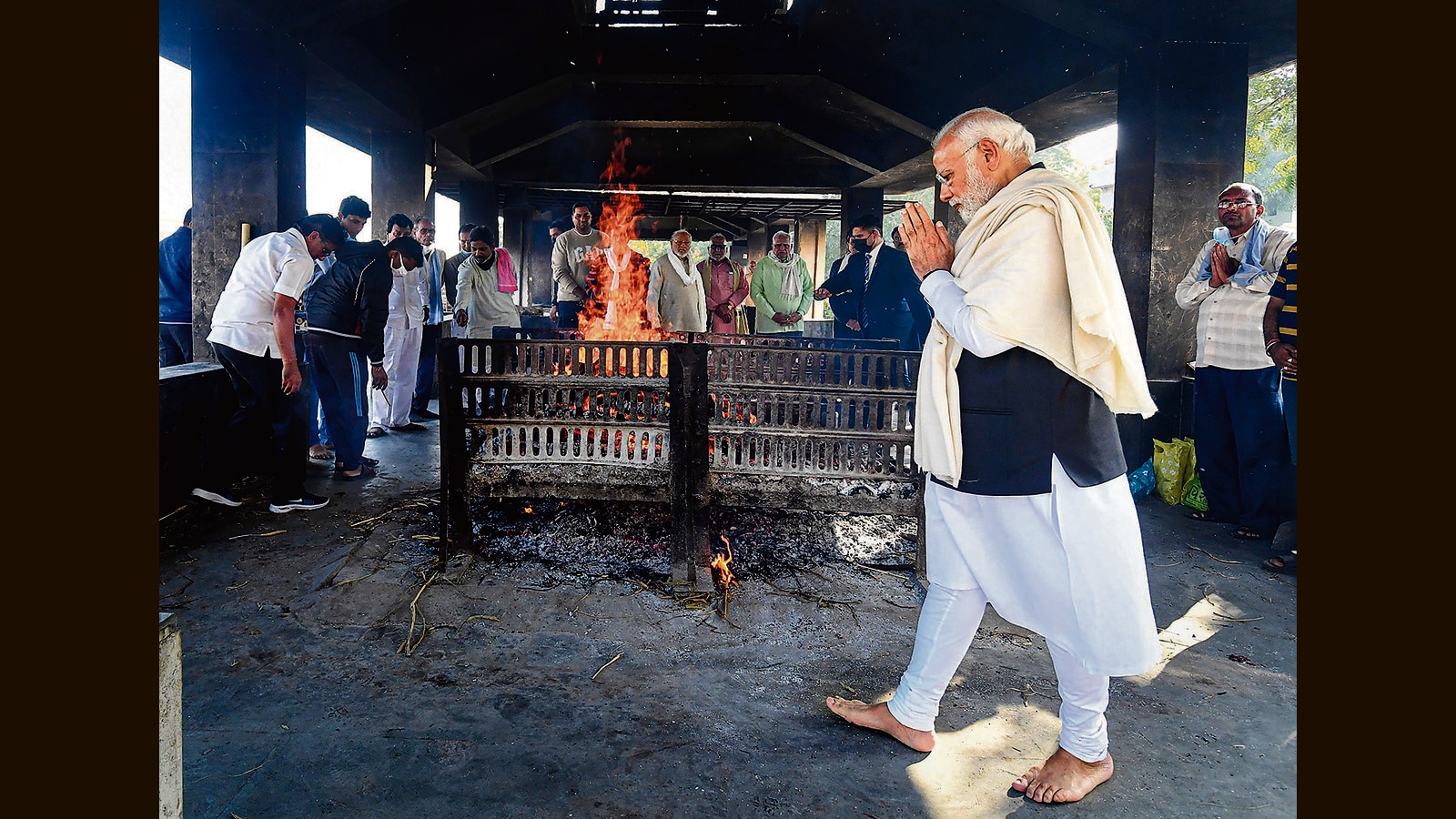 PM Modi performs last rites of his mother Heeraben- The New Indian Express