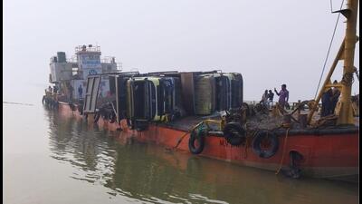 Truck falls off vessel into Ganga, driver feared drowned