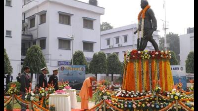 Adityanath paid tribute to Netaji Subhash Chandra Bose by offering flowers on his statue. (Sourced)