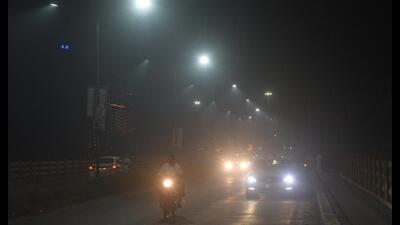 As the temperature drops and traffic emissions rise, pollution levels rise as well, experts said. (HT FILE PHOTO)