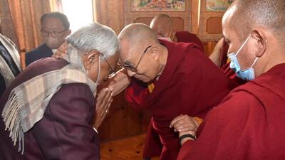 Bihar CM Nitish Kumar called on Tibetan spiritual leader Dalai Lama, who is currently in Bodh Gaya, his annual retreat, after a gap of two years. (HT photo) Bihar CM Nitish Kumar called on Tibetan spiritual leader Dalai Lama, who is currently in Bodh Gaya, his annual retreat, after a gap of two years. (HT photo)