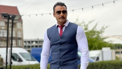 Three people held for hurling a slipper at actor Darshan in Karnataka's Hosapete Three people held for hurling a slipper at actor Darshan in Karnataka's Hosapete