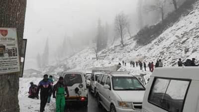 Passengers, most of them tourists, in more than 400 vehicles were rescued in freezing conditions from the South Portal of the 9.02-km Atal Tunnel at Rohtang Pass during an overnight operation following snowfall, police said on Friday morning. (HT Photo) Passengers, most of them tourists, in more than 400 vehicles were rescued in freezing conditions from the South Portal of the 9.02-km Atal Tunnel at Rohtang Pass during an overnight operation following snowfall, police said on Friday morning. (HT Photo)