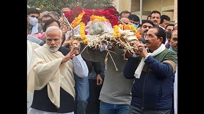 Prime Minister Narendra Modi carries the mortal remains of his mother Heeraben Modi for the last rites. (ANI) Prime Minister Narendra Modi carries the mortal remains of his mother Heeraben Modi for the last rites. (ANI)