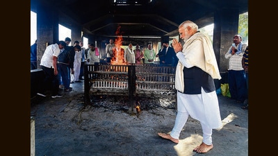 Prime Minister Narendra Modi performs last rites of his mother in Gandhinagar on Friday. (PTI) Prime Minister Narendra Modi performs last rites of his mother in Gandhinagar on Friday. (PTI)