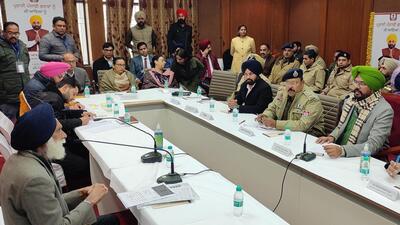 Punjab NRI affairs minister Kuldeep Singh Dhaliwal (in green turban) interacting with a complainant in Amritsar on Friday. (Sameer Sehgal /Hindustan Times)