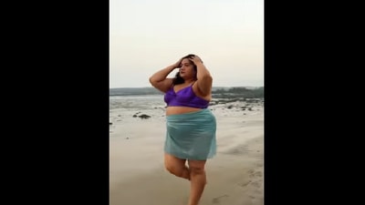 Woman recreates Besharam Rang hook steps at a beach. (Instagram/@thechubbytwirler) Woman recreates Besharam Rang hook steps at a beach. (Instagram/@thechubbytwirler)