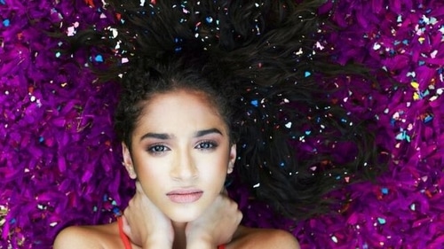 Add some sparkle to your hair with glittery hair clips, pins, or headbands (Pexels) Add some sparkle to your hair with glittery hair clips, pins, or headbands (Pexels)