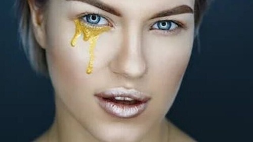 A metallic lipstick is a great way to add some shine to your look on New Year's Eve (Pexels) A metallic lipstick is a great way to add some shine to your look on New Year's Eve (Pexels)