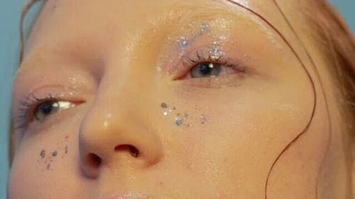 Add a touch of shimmer to your cheekbones and other high points of your face with a highlighter (Pexels) Add a touch of shimmer to your cheekbones and other high points of your face with a highlighter (Pexels)