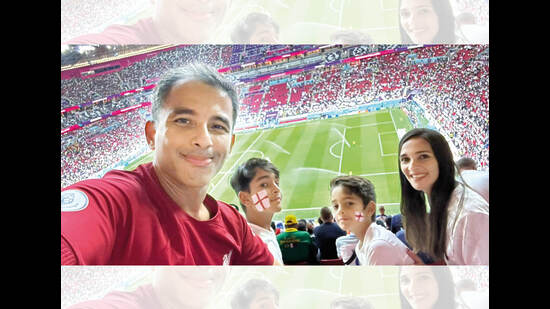 फुटबॉल विश्व कप में पति रूपक सलूजा और बेटों जेन और काई के साथ