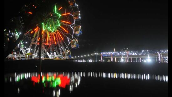 A giant wheel set up at Sector 34 exhibition ground in Chandigarh on Friday amid New Year festivities. (Keshav Singh/HT)