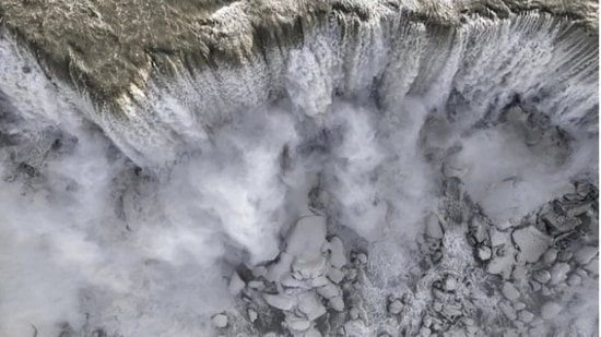 Niagara Falls: Chunks of ice and snow could be seen beneath the gushing falls.(Twitter)