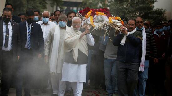 Indian Prime Minister Narendra Modi carries the body of his mother Heeraben at a crematorium in Gandhinagar, India, December 30, 2022. (REUTERS)
