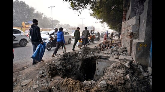 Pavements on main Ring Road have not been repaired, forcing people to walk on the road. (Sanjeev Verma/HT) Pavements on main Ring Road have not been repaired, forcing people to walk on the road. (Sanjeev Verma/HT)