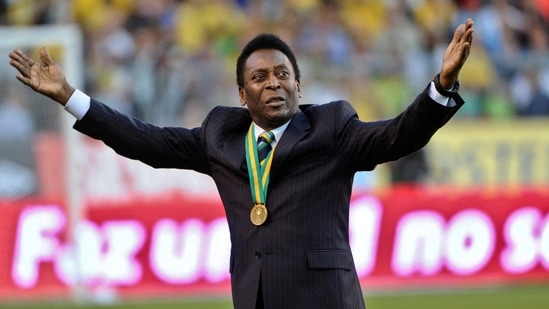 దివికేగిన ఫుట్‌బాల్ దిగ్గజం పీలే : Pele the Legendary Player