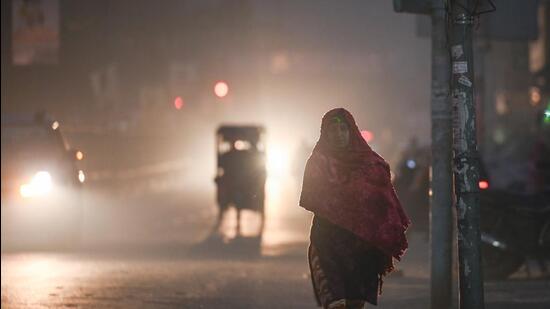 The the Commission for Air Quality Management said conditions are likely to be unfavourable for significant dispersal of pollutants on New Year’s eve and January 1 as well, as temperatures will be low. (Raj K Raj/HT Photo)