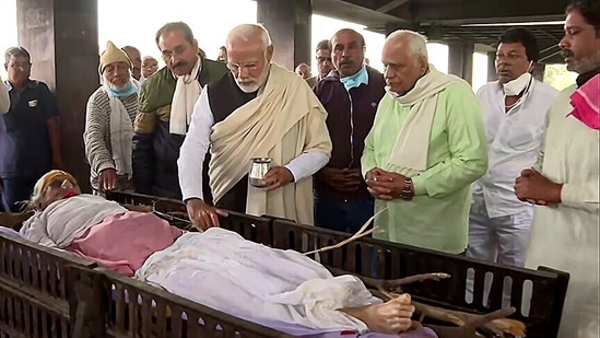 Looking On Pm Modi His Brothers Perform Last Rites Of Their Mother Watch Latest News India 