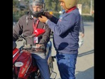 Man helps shivering student in Dehradun.(Twitter/@helmet_man_) Man helps shivering student in Dehradun.(Twitter/@helmet_man_)