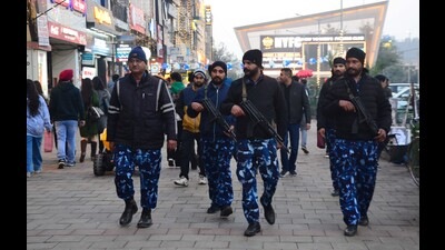 As the city witnessed an unprecedented rush as revellers thronged streets, the police were also seen prepared to tackle any eventuality. Around 3,037 police personnel, including 500 women cops, were on the streets to maintain strict vigil on New Year’s eve. (Harvinder Singh) As the city witnessed an unprecedented rush as revellers thronged streets, the police were also seen prepared to tackle any eventuality. Around 3,037 police personnel, including 500 women cops, were on the streets to maintain strict vigil on New Year’s eve. (Harvinder Singh)