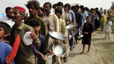 Flood affected people stand in a long line with utensils to get food distributed by Pakistani Army troops in a flood-hit area in Rajanpur, district of Punjab, Pakistan, August 27. (AP) Flood affected people stand in a long line with utensils to get food distributed by Pakistani Army troops in a flood-hit area in Rajanpur, district of Punjab, Pakistan, August 27. (AP)