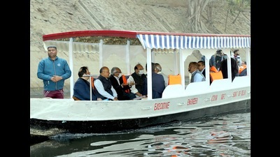 LG Saxena and NGT chairperson justice Adarsh Kumar Goel ride a boat from Bharat Nagar to Timarpur as part of their inspection. (HT Photo) LG Saxena and NGT chairperson justice Adarsh Kumar Goel ride a boat from Bharat Nagar to Timarpur as part of their inspection. (HT Photo)