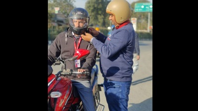 Man helps shivering student in Dehradun. (Twitter/@helmet_man_) Man helps shivering student in Dehradun. (Twitter/@helmet_man_)