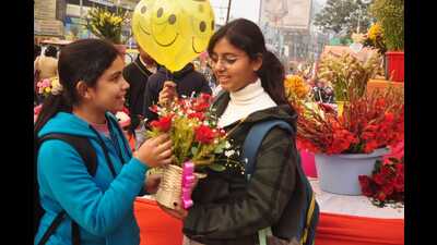 People in Gorakhpur gears up to welcome New Year on Saturday. (HT photo)