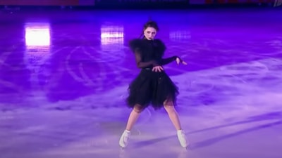 Russian figure skater performs Jenna Ortega's dance. (YouTube/@ice_skating)