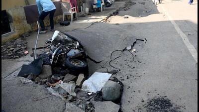The Brihanmumbai Municipal Corporation (BMC) in its press statement said that the burst was reported to the disaster management war room around 3.25 am, following which teams from the hydraulic engineering department were dispatched to Powai to shut the valve so that the teams could reach the site. (Vijay Bate/HT Photo) The Brihanmumbai Municipal Corporation (BMC) in its press statement said that the burst was reported to the disaster management war room around 3.25 am, following which teams from the hydraulic engineering department were dispatched to Powai to shut the valve so that the teams could reach the site. (Vijay Bate/HT Photo)