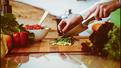 The food outlets in Ludhiana that are operating without proper registration and licencing from the food safety department include canteens, juice bars, and eateries at the mini-secretariat, the commissioner of police’s office and other prominent locations. It (Shutterstock/ Representational image)