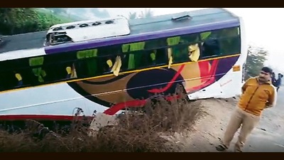 The mishap occurred on the Pahunewadi bridge on the Baramati-Phaltan road during the early hours of Saturday. (HT PHOTO) The mishap occurred on the Pahunewadi bridge on the Baramati-Phaltan road during the early hours of Saturday. (HT PHOTO)