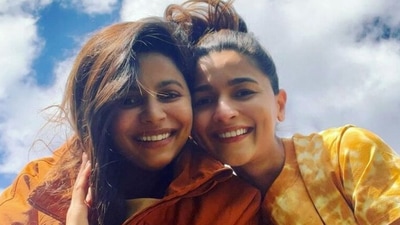 Shaheen Bhatt with Alia Bhatt in on old picture.
