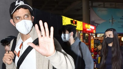 Hrithik Roshan, Saba Azad, Hrehaan Roshan and Hredaan Roshan at Mumbai airport. (Varinder Chawla) (Varinder Chawla)