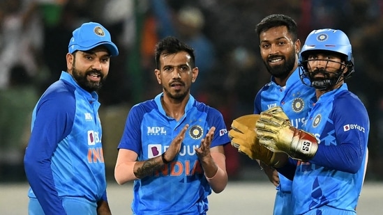 Yuzvendra Chahal with teammates Rohit Sharma, Dinesh Karthik, Hardik Pandya