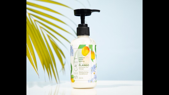 With the goodness of mango butter and nourishing properties of flaxseed oil this conditioner reduces breakage, provides deep conditioning, and improves hair texture (Flango moisturising conditioner by Secret) With the goodness of mango butter and nourishing properties of flaxseed oil this conditioner reduces breakage, provides deep conditioning, and improves hair texture (Flango moisturising conditioner by Secret)
