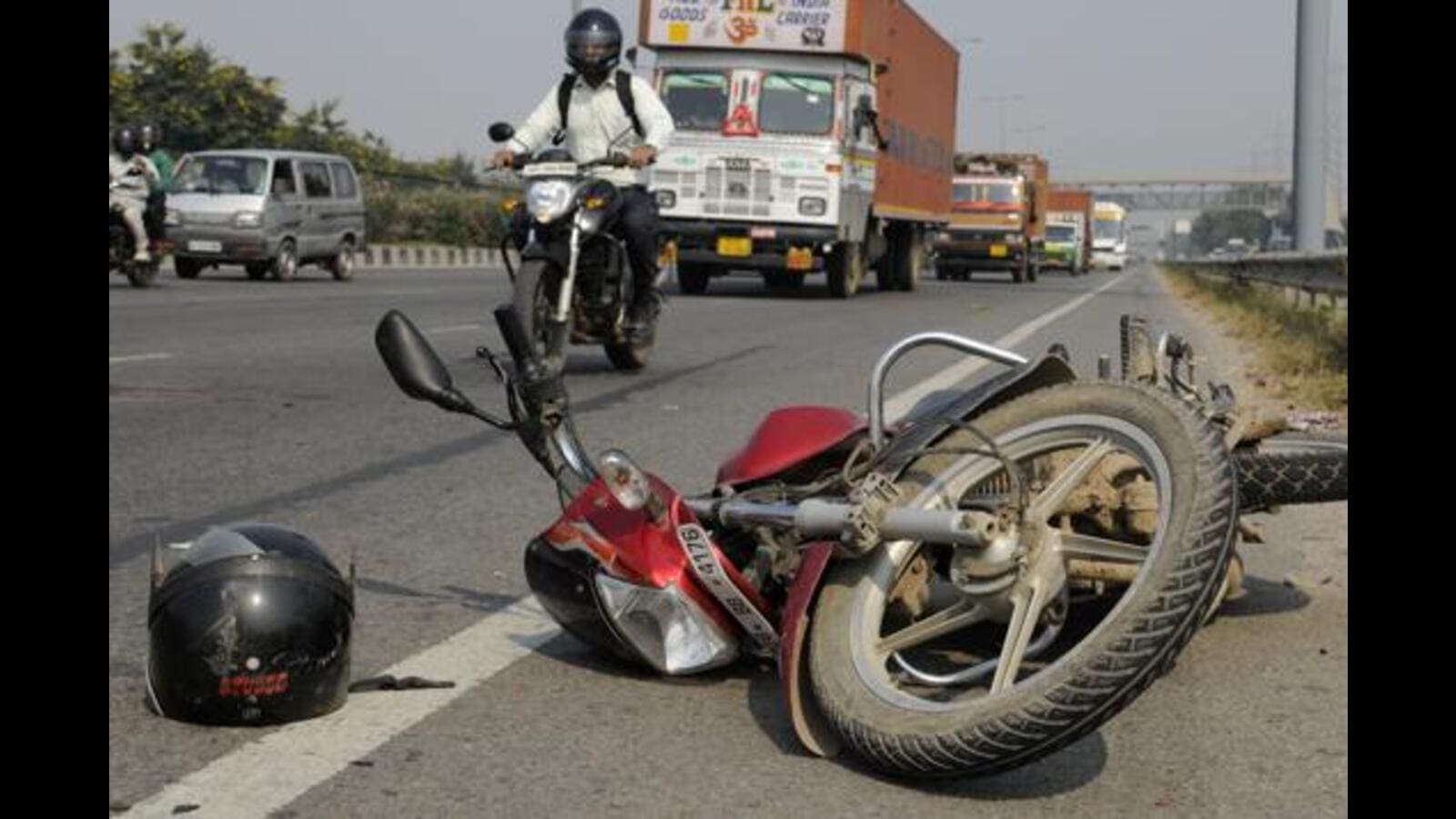 पुणे में तेज रफ्तार बाइक सवार नाबालिग लड़के ने महिला को मार डाला