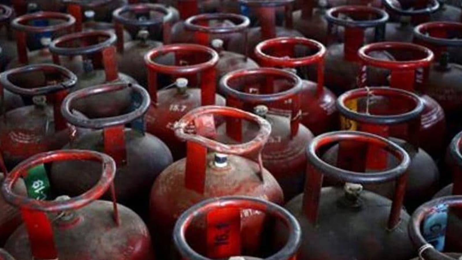On New Year’s Day, price of commercial LPG cylinder hiked by ₹25