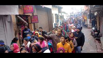Devotees queue at Sri Bankey Behari Temple in Vrindavan on first day of New Year on Sunday. (HT photo)