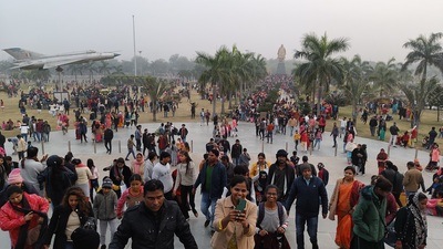 Holidayers at Janeswar Park in Lucknow on Sunday (Deepak Gupta/HT) Holidayers at Janeswar Park in Lucknow on Sunday (Deepak Gupta/HT)