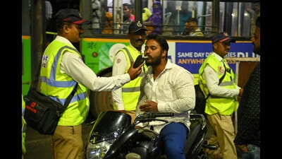 Police personnel had deployed at important locations in the city such as FC road, JM Road, Camp area and other spots where people usually gather for New Year celebrations. (HT PHOTO) Police personnel had deployed at important locations in the city such as FC road, JM Road, Camp area and other spots where people usually gather for New Year celebrations. (HT PHOTO)